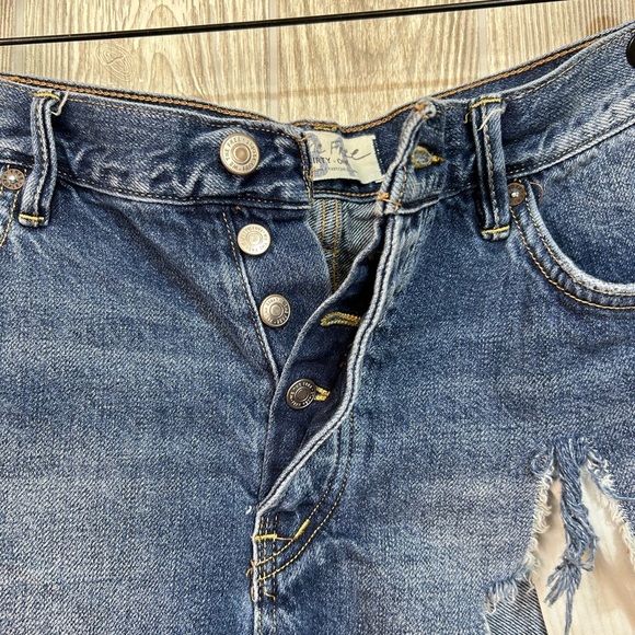 We The Free Distressed Exposed Pocket Jean Shorts with Frayed Hem Size 31 - Picture 3 of 15